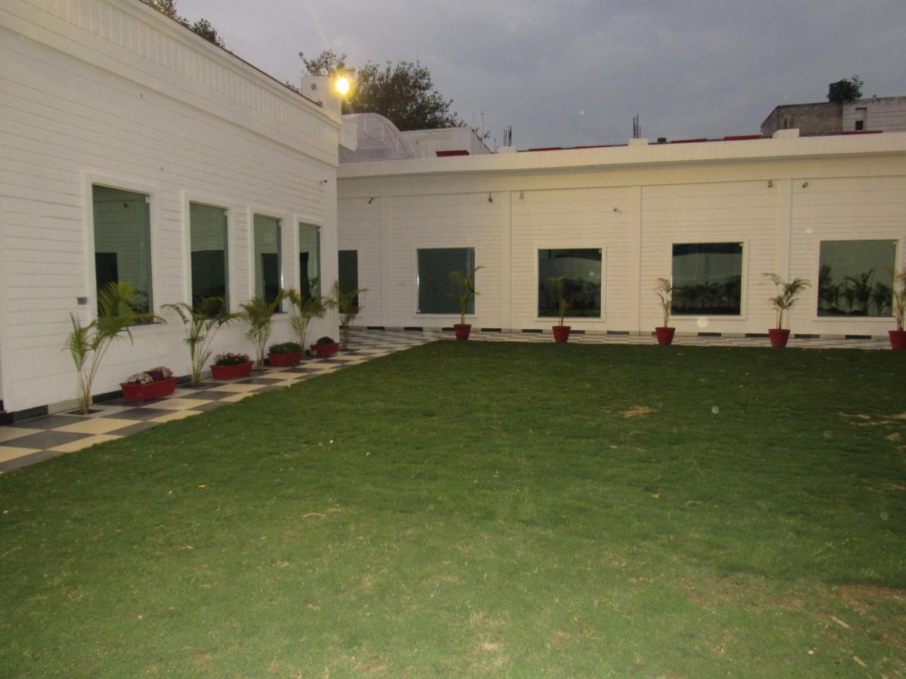 The English Garden Mohali Exterior foto