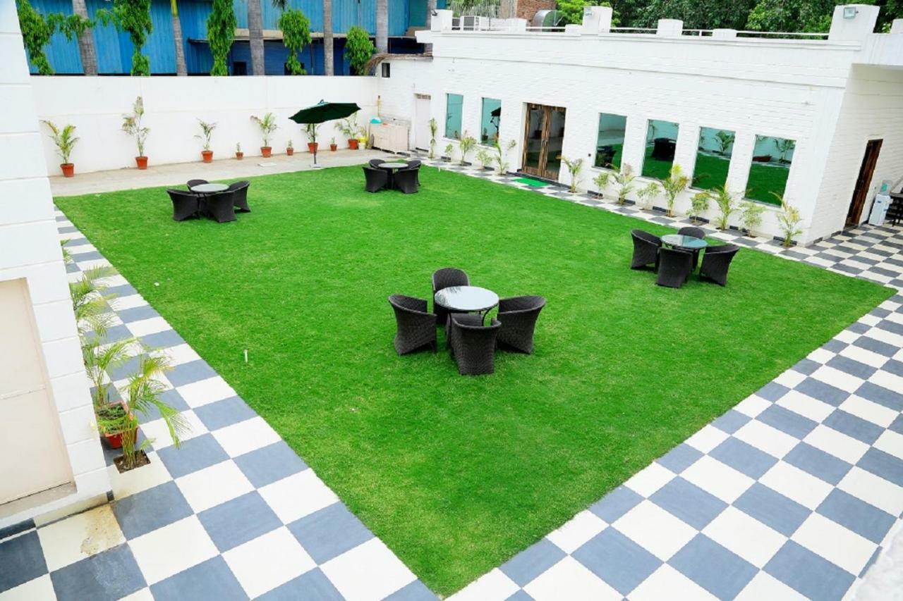 The English Garden Mohali Exterior foto